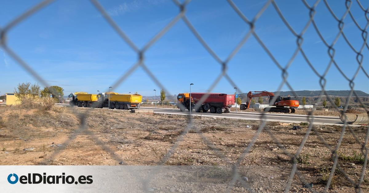 Los camiones ya mueven tierras para la macroplaya artificial de Guadalajara: “Será un desastre social y ambiental”