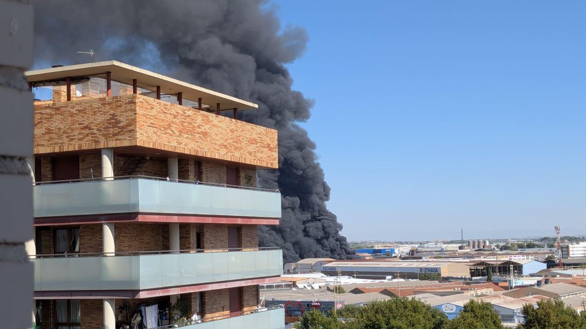 Los Bomberos trabajan en la extinción de un incendio en una nave del polígono Cogullada de Zaragoza