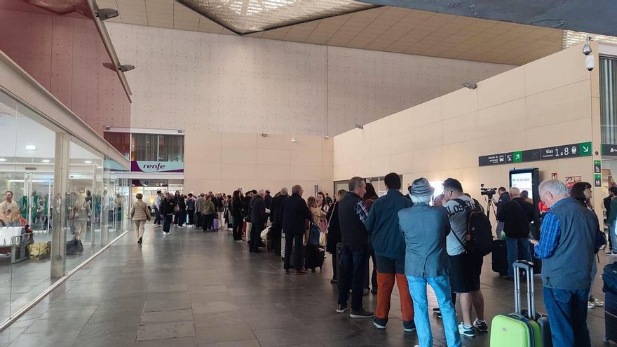 La estación de Zaragoza el día después del apagón: largas filas, viajeros reubicados y cercanías suspendido: "No sabemos nada"