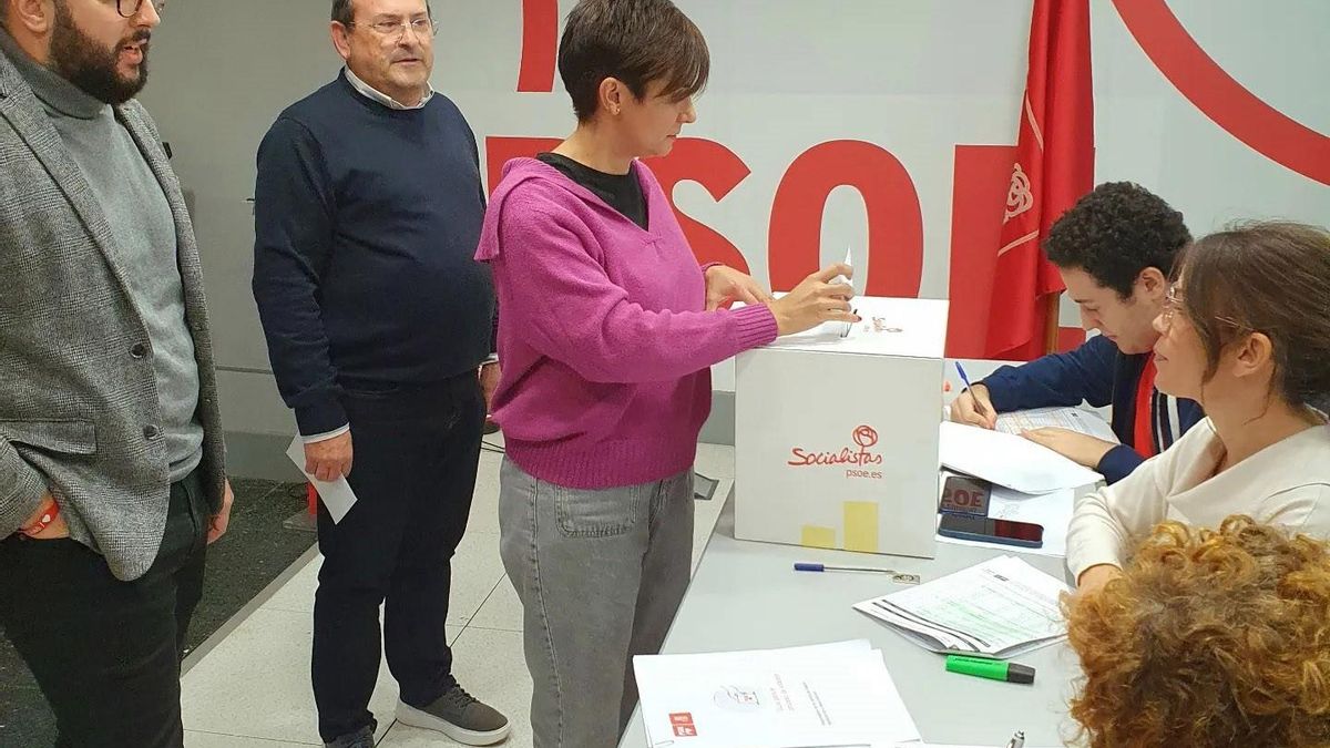 Isabel Rodríguez vota sobre el acuerdo de investidura