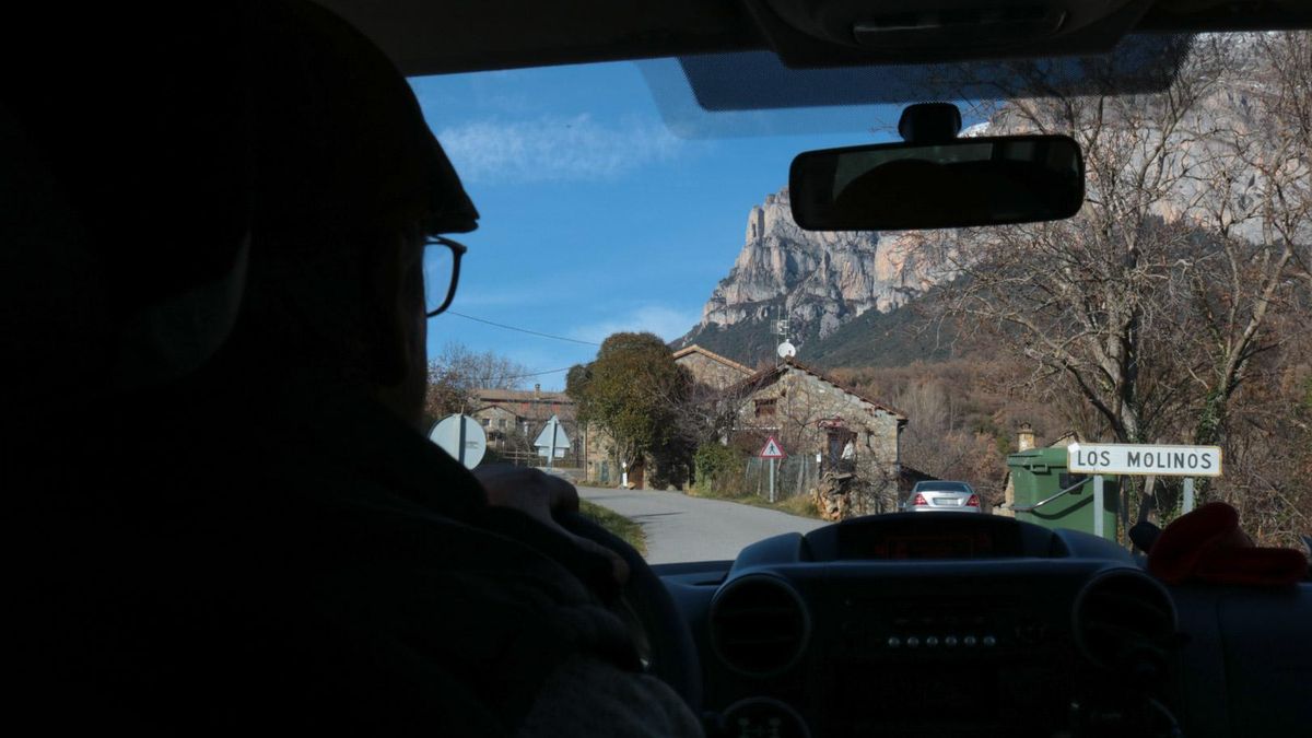 José Manuel en su pick up a la entrada de Los Molinos