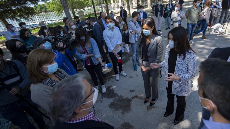 La vicealcaldesa de Madrid, Begoña Villacís, y la presidenta de Ciudadanos (Cs), Inés Arrimadas, atienden a los medios durante el acto de inauguración de la exposición sobre el Bosque Metropolitano.