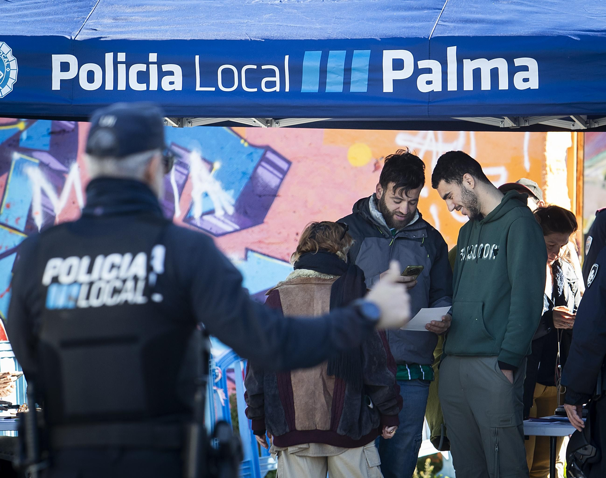 Afectados por el desalojo, aportando sus datos