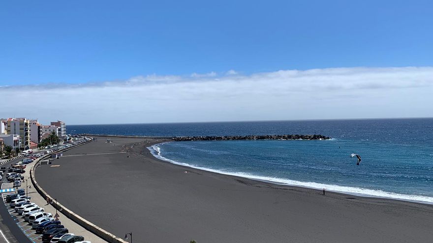 La primera ‘Bandera Azul’ de la playa de la capital contribuirá “a mejorar el atractivo turístico” de la ciudad