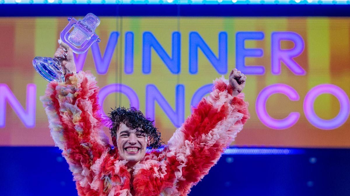 Nemo, levantando el trofeo tras ganar Eurovisión 2024