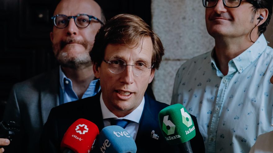 El alcalde de Madrid, José Luis Martínez-Almeida, habla con los medios durante su visita a la capilla de la Inmaculada Concepción, en la Colegiata de San Isidro, a 25 de mayo de 2022, en Madrid (España)