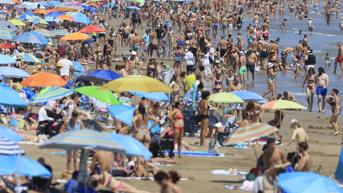 La playa de la Malvarrosa, en Valencia, con cientos de personas que intentan combatir las altas temperaturas.