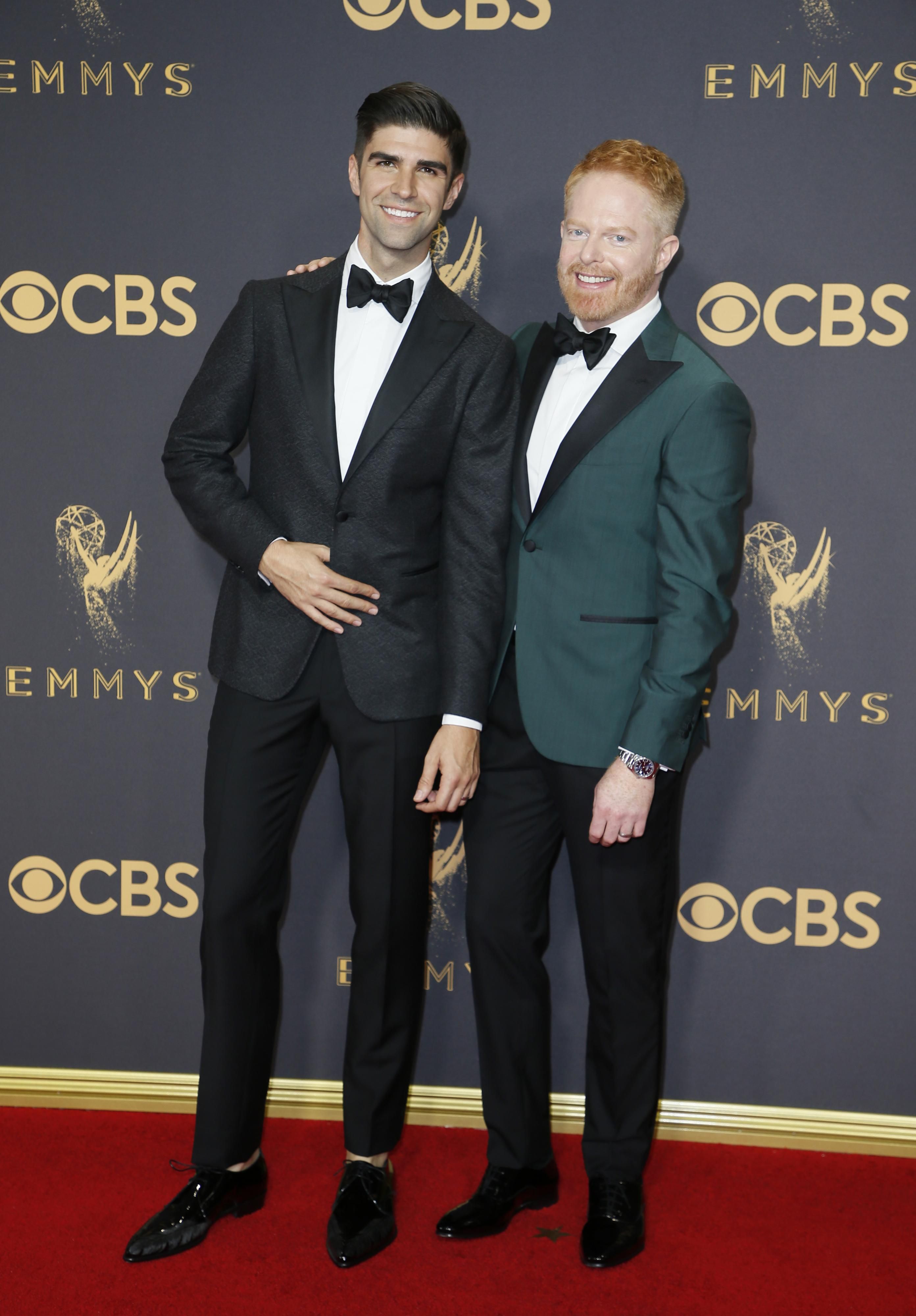 Justin Mikita y Jesse Tyler Ferguson en los Emmy 2017