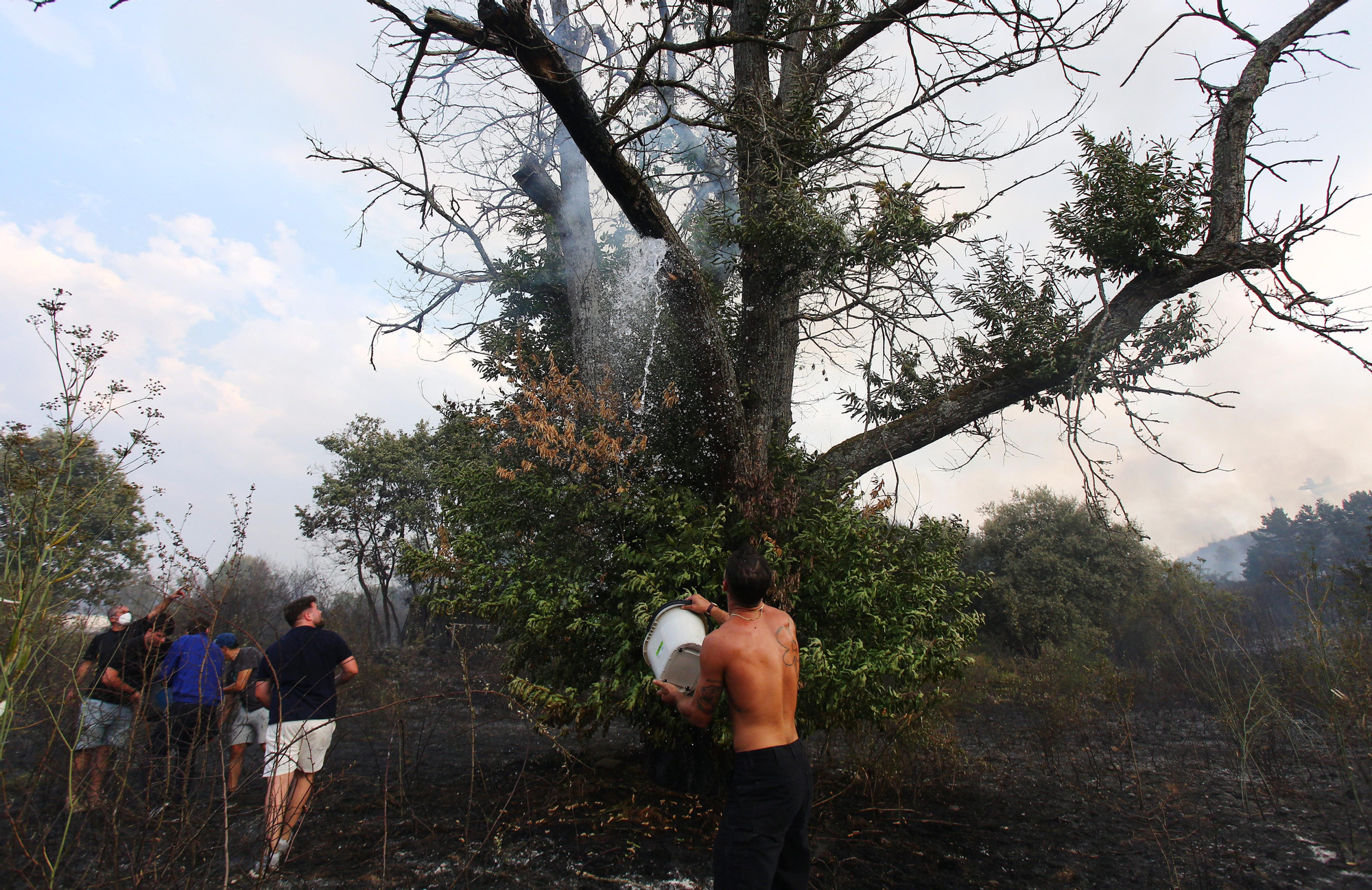 Así lucharon contra el fuego los vecinos de Molinaseca