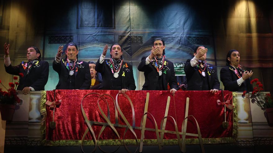 El Bizcocho, tercero por la izquierda, ha ganado la final con sus saeteros.