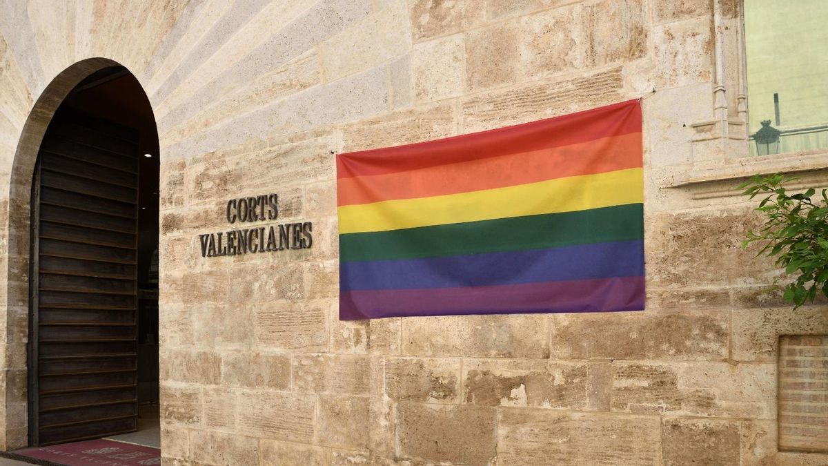 La bandera arcoiris en la fachada del Parlamento autonómico.