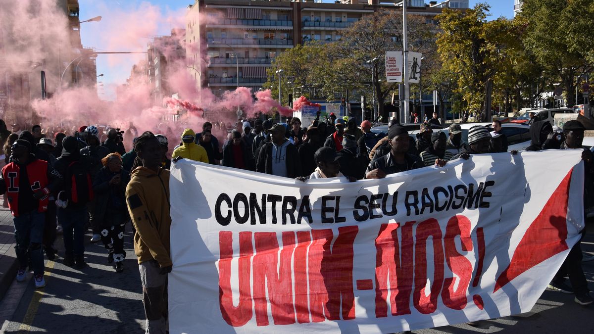 Una manifestación recorre Badalona contra el desalojo de un instituto donde viven 400 migrantes