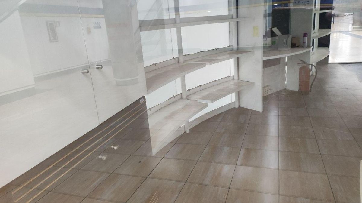 Interior del Bibliometro de Legazpi, vacío y sin actividad desde julio.