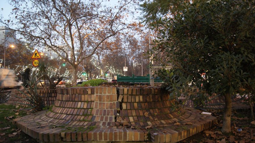 Algunas especies han de ser replantadas y los alcorques cerámicos, como este de Perú, arreglados