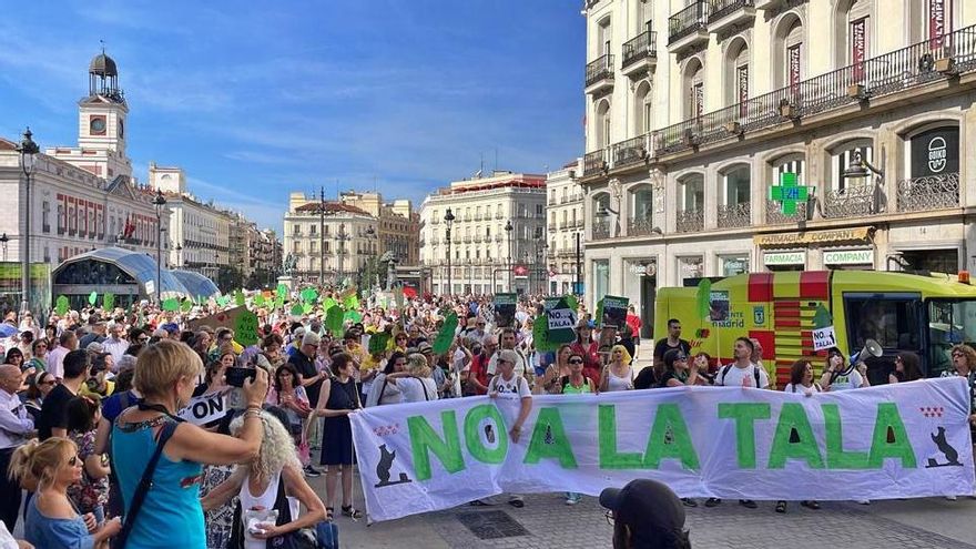 Miles de madrileños se manifiestan contra los cientos de talas previstas por Metro en la ampliación de la línea 11