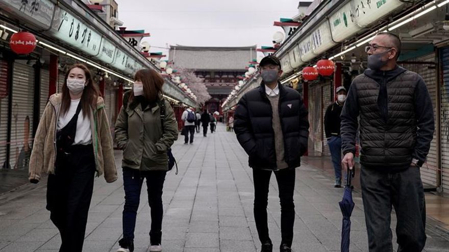 Visitantes pasean por una calle vacía en el centro de Tokio, Japón.