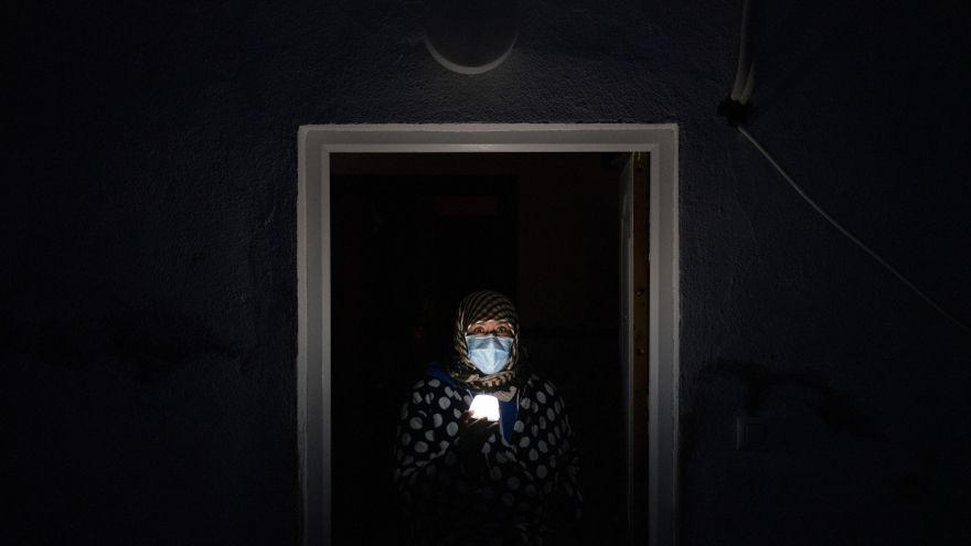 Esperando que se haga la luz en la Cañada Real entre la nieve y el hielo