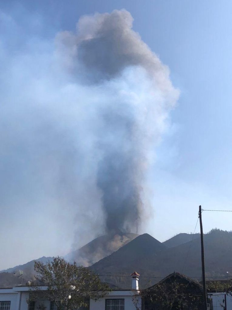 Columna de humo en La Palma tras la erupción del volcán en Cumbre Vieja en una imagen captada este domingo