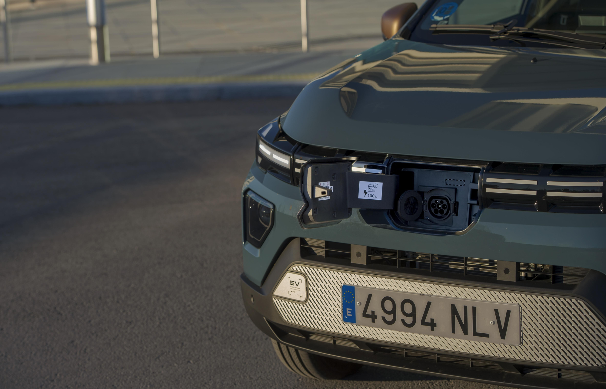 La toma de carga se halla tras la parte central de la parrilla.