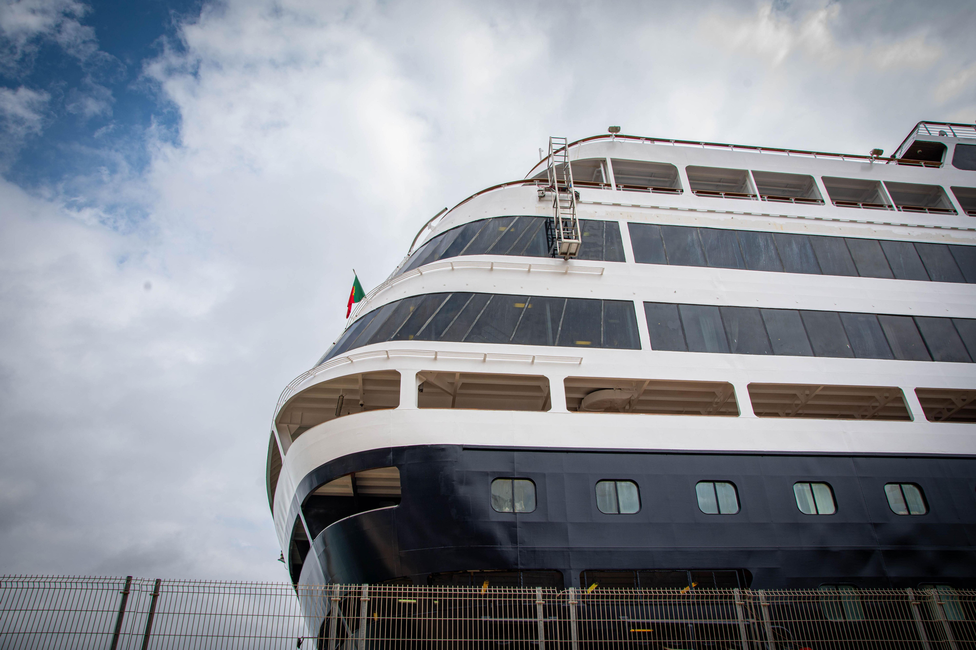 Popa de un crucero con capacidad para 1500 viajeros, buque que emite la misma cantidad de gases que un millar de coches al día