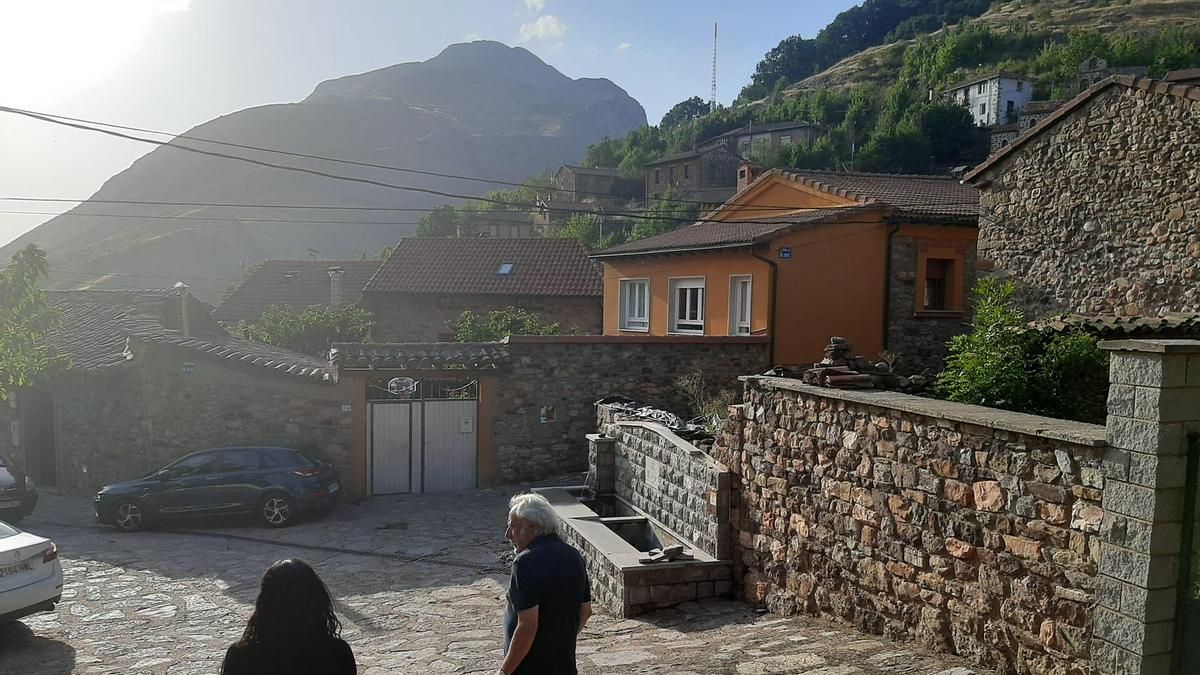 El escritor Julio Llamazares y la profesora de Historia Irene García Lino, de espaldas, en el pueblo de Correcillas. 
