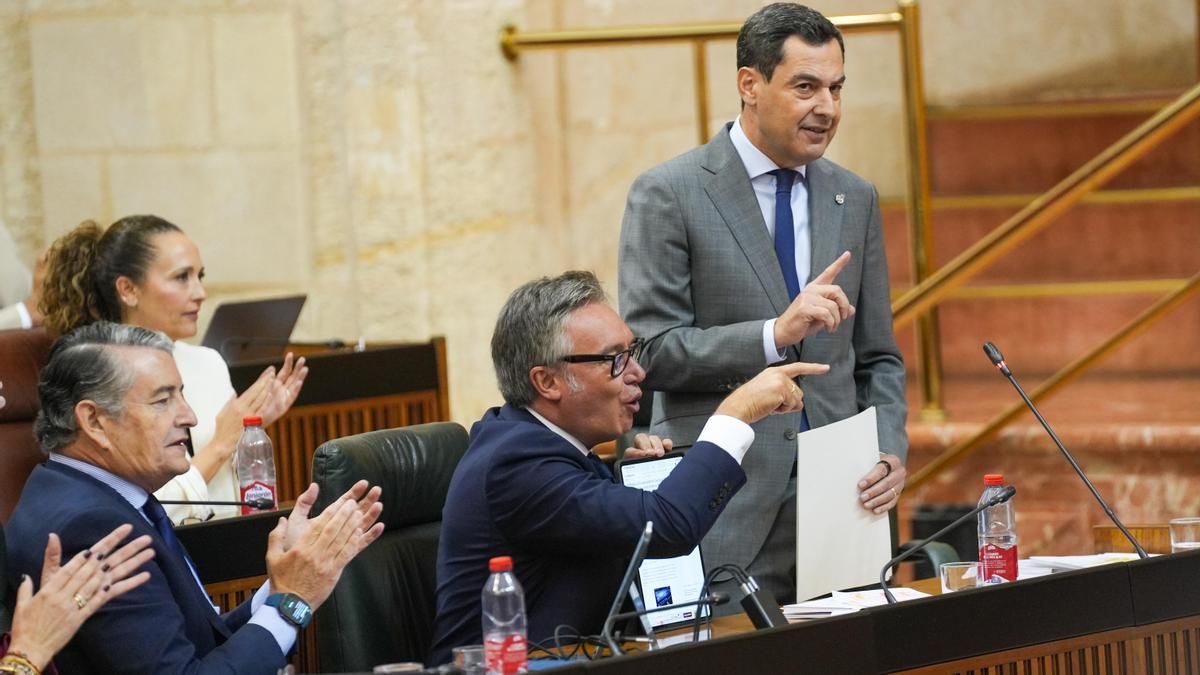 El micrófono abierto de Moreno pilla al vicepresidente andaluz de Vox insultando a Montero: "Sinvergüenza"