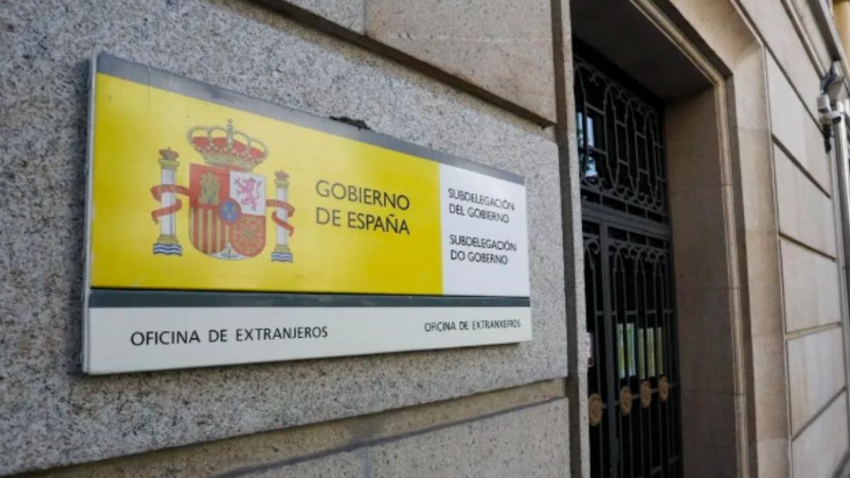 La Delegación del Gobierno de Cantabria modifica el sistema de citas de Extranjería que se venden hasta por 200 euros