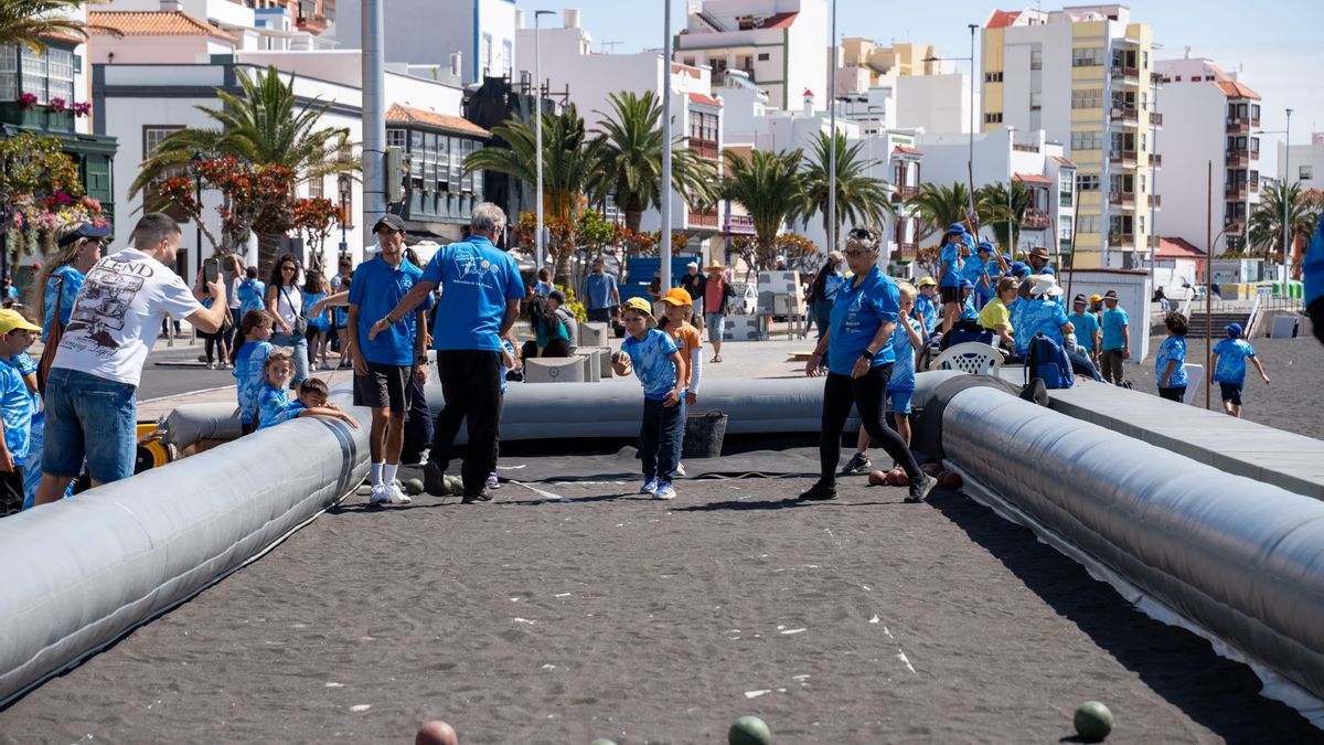 Participantes en las actividades  de la III Semana Canaria de Juegos y Deportes Tradicionales   celebradas este viernes en la avenida Marítima de Santa Cruz de La Palma.