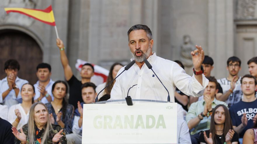 El presidente nacional de Vox, Santiago Abascal, interviene en la granadina Plaza de las Pasiegas.