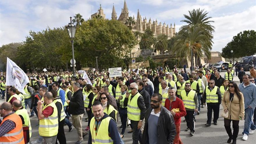 Los taxistas bloquean Palma y amenazan con un gran colapso en Semana Santa