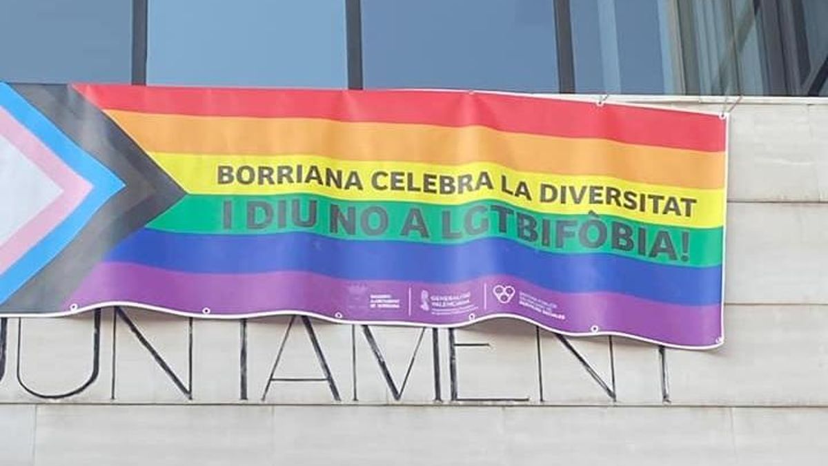 La bandera del orgullo LGTBIQ+ sí se colocó otros años en el Ayuntamiento de Borriana como en 2022.
