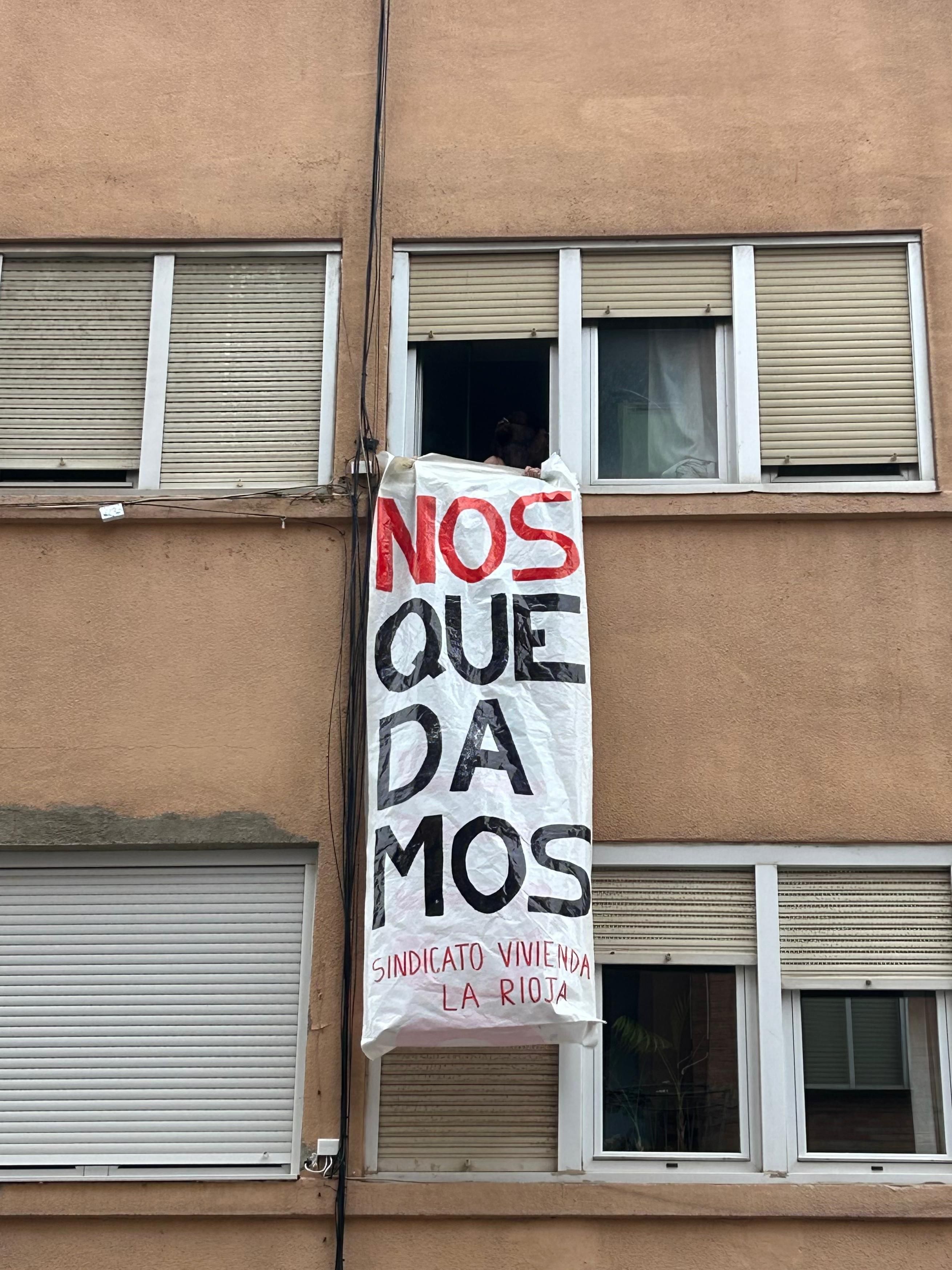 La pancarta que desplegó el Sindicato de Vivienda en la fachada después de conseguir que Silvia se quedara en la casa