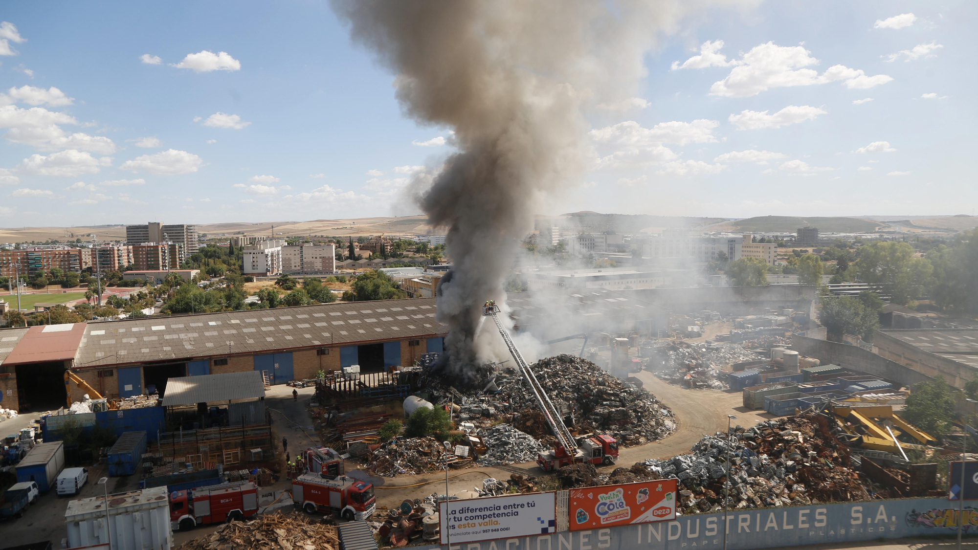 Los bomberos acuden a sofocar un aparatoso incendio de chatarra en los terrenos de la empresa Solanas