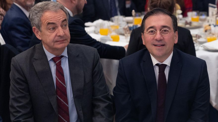 El expresidente del Gobierno José Luis Rodríguez Zapatero (i) y el ministro de Asuntos Exteriores, Unión Europea y Cooperación, José Manuel Albares (d), durante un desayuno informativo organizado por Fórum Europa, en el Hotel Mandarin Oriental Ritz de Mad