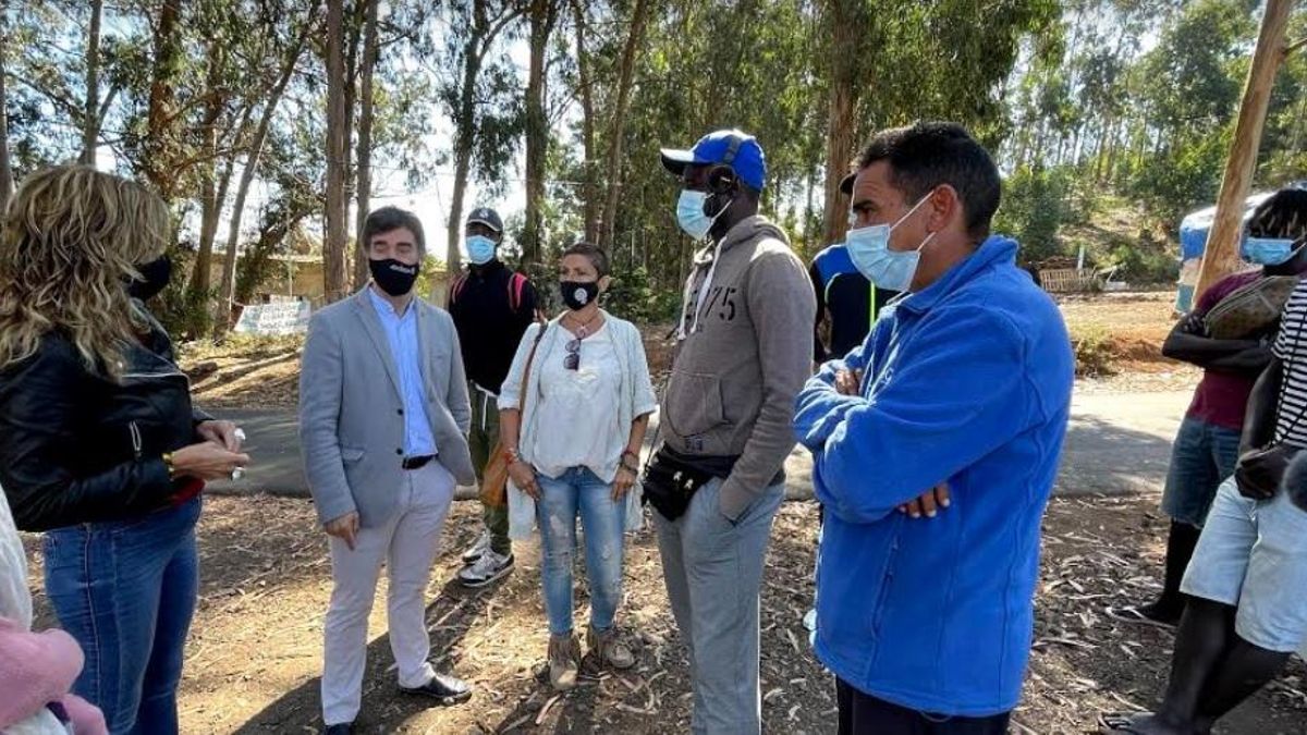 El consejero de Políticas Migratorias y Justicia de Navarra, Eduardo Santos, en su visita al campamento de Las Raíces.