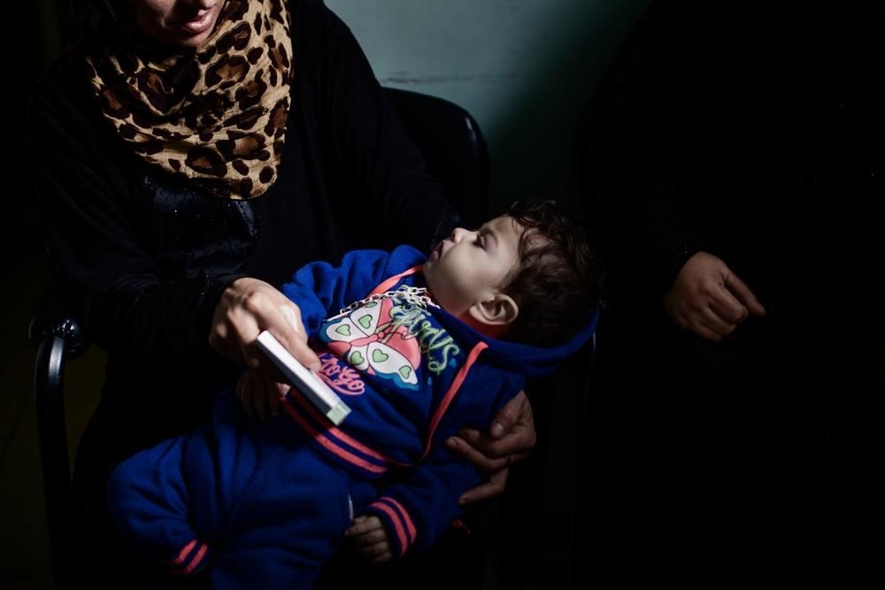 ACNUR estima que el 70% de los 42.000 niños nacidos de padres sirios en el Líbano desde que comenzó la guerra de Siria en 2011 no están registrados y, por tanto, expuestos al riesgo de una vida de la apátrida. Una mujer siria sostiene entre sus brazos a su hijo en la sala de espera de la unidad de maternidad de MSF en el campo de Chatila. Fotografía: Diego Ibarra Sánchez