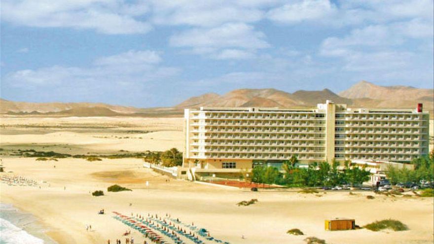 "El Hotel Oliva Beach en Fuerteventura se cae a cachos": Canarias, a la espera de Costas para iniciar la reforma
