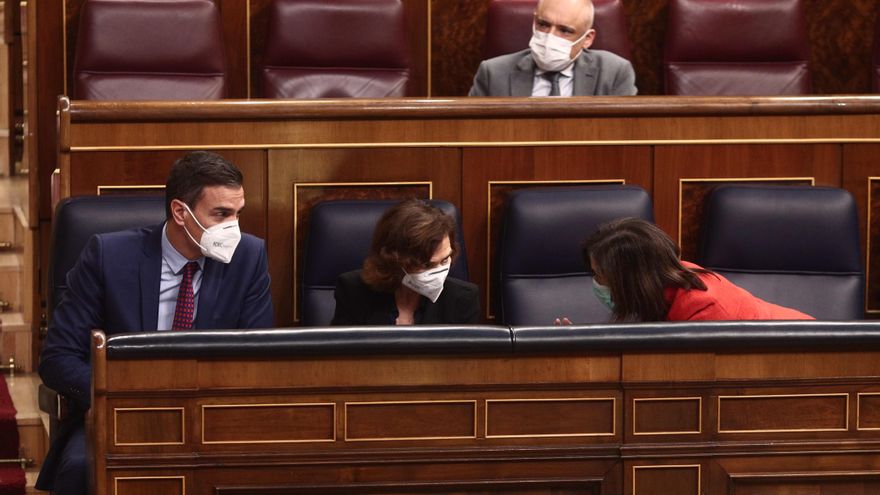 El presidente del Gobierno, Pedro Sánchez y la vicepresidenta Carmen Calvo en el Pleno del Congreso