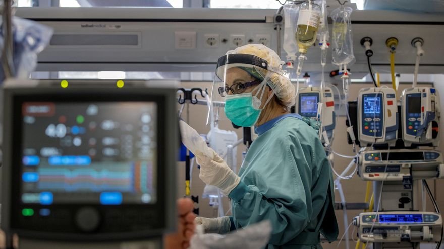 Una profesional sanitaria trabaja en la UCI del Hospital Vall d'Hebron de Barcelona. EFE/Alberto Estévez/Archivo
