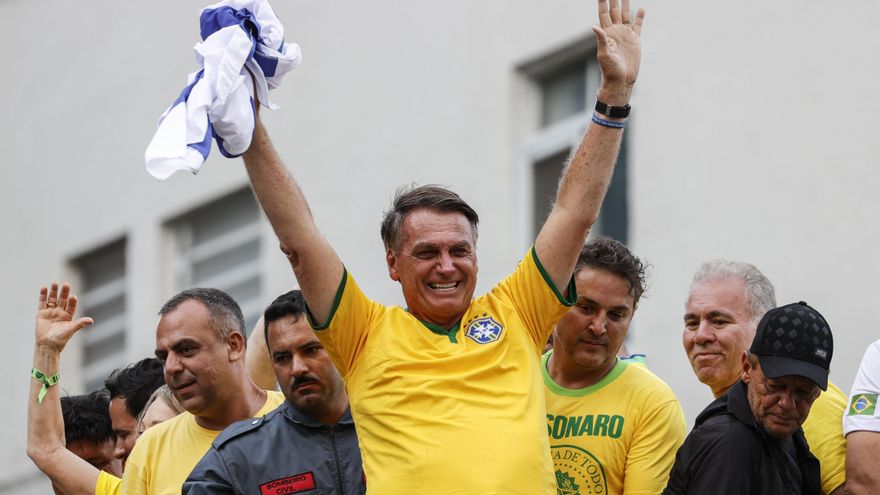 Jair Bolsonaro se da su primer baño de masas desde el intento de golpe de Estado de 2023