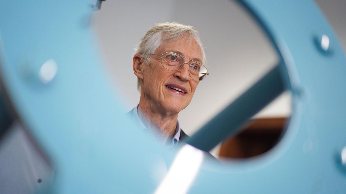 El astrofísico y cosmólogo estadounidense, John C. Mather, durante la entrevista con la Agencia Efe en el Instituto de Astrofísica de Canarias (IAC) en La Laguna, Tenerife. EFE/Ramón de la Rocha