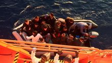 Rescate de 20 hombres cerca de Adra, Almería, por Salvamento Marítimo./ Salvamento Marítimo.