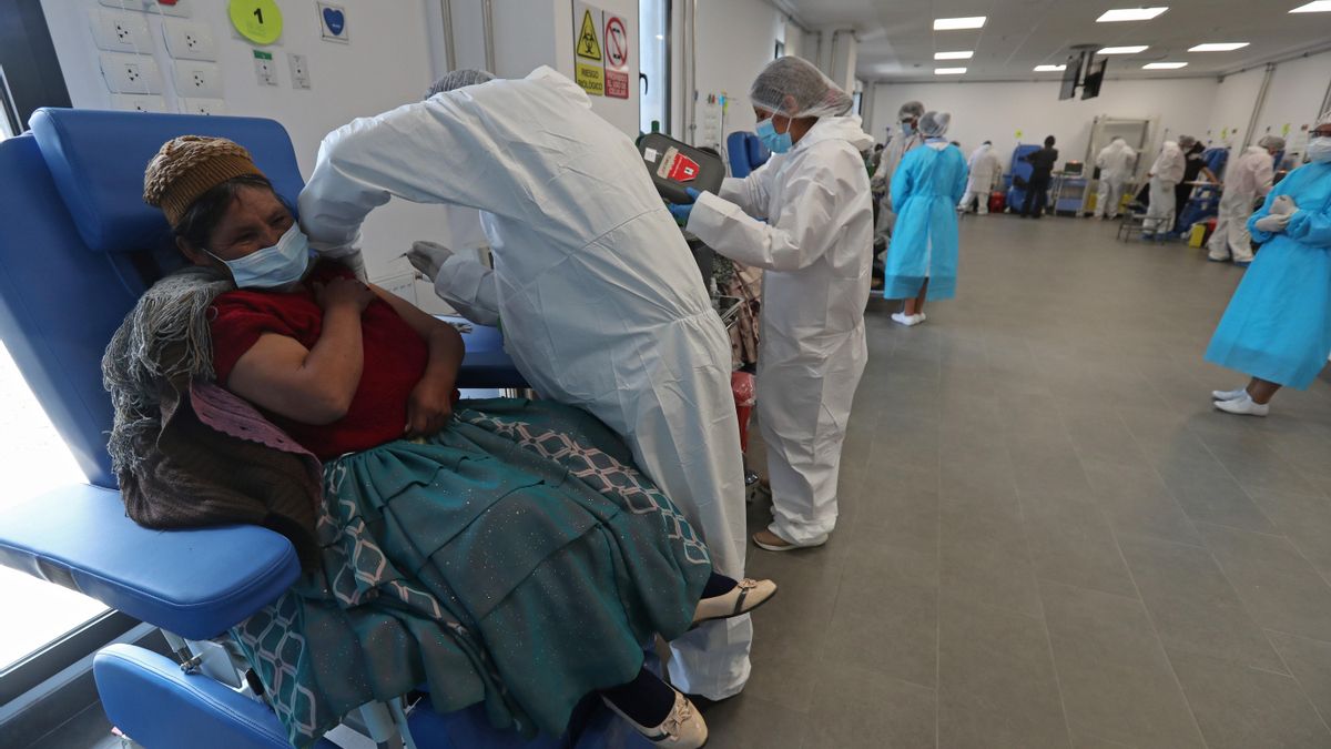Una mujer recibe la vacuna contra el coronavirus durante una jornada de vacunación para adultos mayoresen el Hospital del Sur en El Alto (Bolivia). EFE/ Martin Alipaz /Archivo