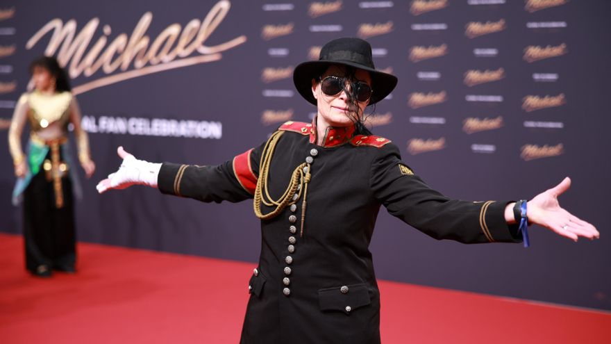 Un invitado posa en la alfombra roja antes del estreno de la película 'Michael' en Berlín, Alemania, 10 de abril de 2026. La película biográfica de Michael Jackson se proyectará en los cines a partir del 22 de abril de 2026. (Alemania) EFE/EPA/CLEMENS BILAN