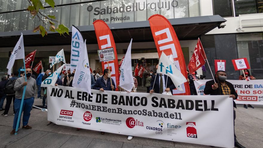 Trabajadores del Banco Sabadell se manifiestan en una de las sucursales de la entidad en Madrid en contra del Expediente de Regulación de Empleo (ERE), en una fotografía de archivo. EFE/Rodrigo Jiménez