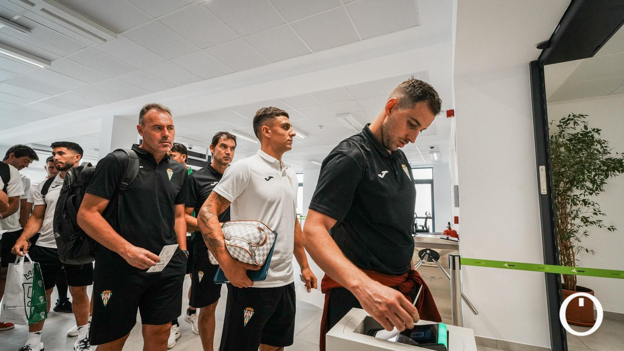 El Córdoba CF ya viaja en avión camino a Gijón