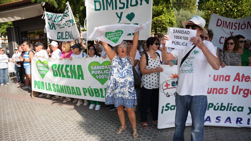 "Nos roban la sanidad, nos quitan la vida": las Mareas Blancas vuelven a la calle ante el "saqueo" del sistema público andaluz