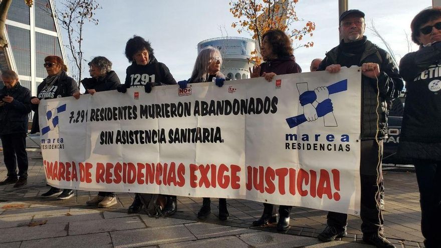 Pancarta de la protesta por los fallecidos en las residencias de Madrid de este martes
