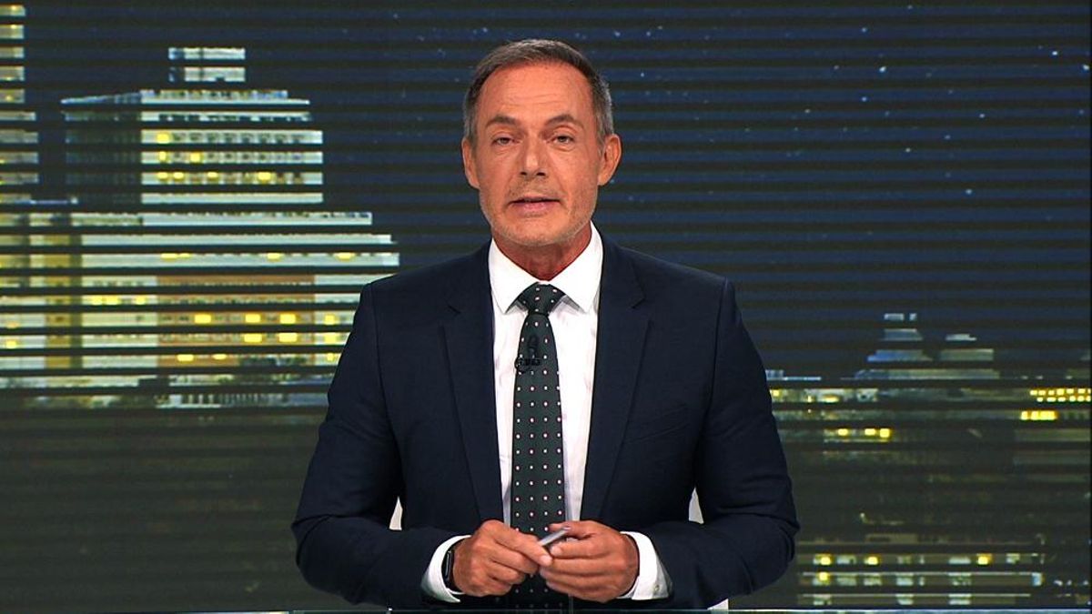 Hilario Pino vuelve a presentar por un día el Telenoticias de Telemadrid en el 30 aniversario de su debut