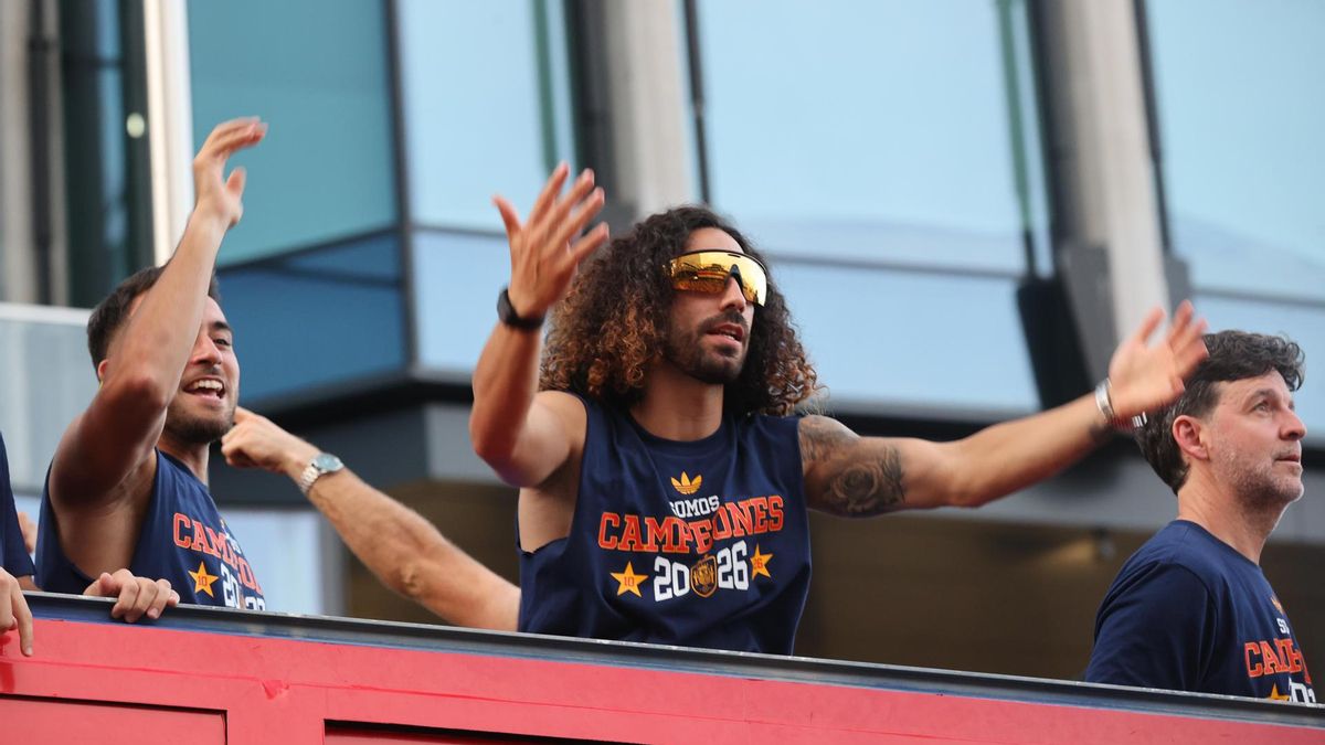 El jugador de la selección española Marc Cucurella en el autobús
